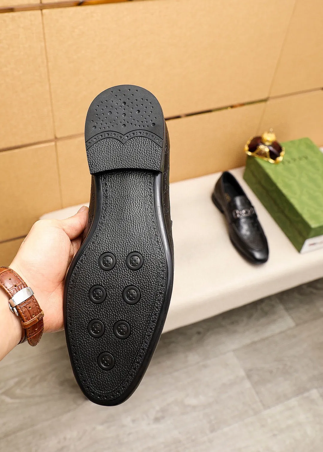 Men's shoes 💰460 💐 Product trademark: GUCCI "Gucci" casual leather shoes Regular size: 39-45 (38.45🉑️customized) Product materials: Selected imported first-layer calfskin embossed upper + luxury hardware buckle, imported cowhide leather lining. Strong three-dimensional visual effect, rubber outsole Color: 1⃣️color optional